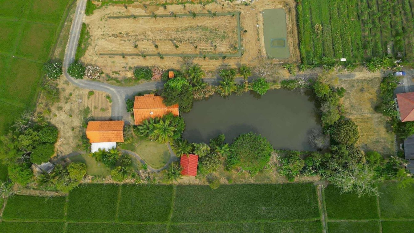  Land for Sale with 2 Small Houses & Lake