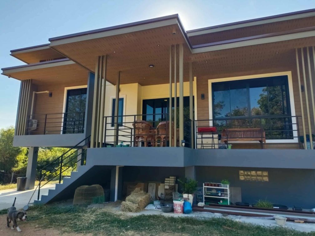 Modern 4-Bed Home with Private Lake